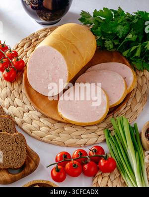 saucisse bouillie avec des herbes et du pain Banque D'Images