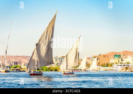 Bateaux Felucca naviguant sur le Nil, Egypte Banque D'Images