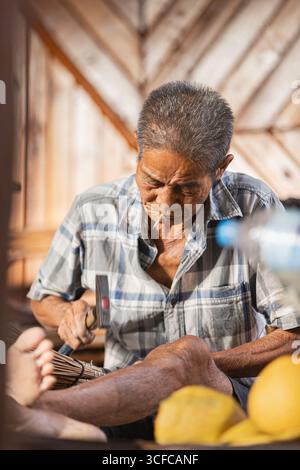 Ancien artisan artisanal balai dans l'atelier rural thaïlandais Banque D'Images