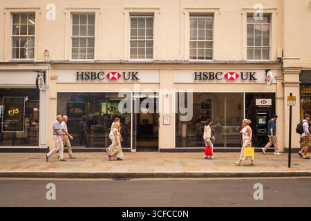 LONDRES - 13 AOÛT 2025 : succursale bancaire HSBC sur Kings Road, Chelsea. Multinationale britannique des services bancaires et financiers Banque D'Images