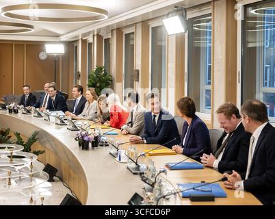 LA HAYE - Ministres et Secrétaires d'Etat au début de la réunion du Conseil des Ministres au Ministère des Affaires générales. ANP REMKO DE WAAL pays-bas Out - belgique Out Banque D'Images