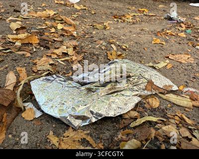 Berlin, Allemagne. 19 août 2025. Un fleuret, probablement utilisé pour fumer des drogues, repose sur le sol dans le quartier Schillerkiez à Berlin-Neukölln. Crédit : Julia Kilian/dpa/Alamy Live News Banque D'Images