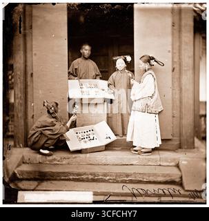 Chine : les femmes mandchous achètent des fleurs pour leur coiffe, Pékin, 1869. Banque D'Images