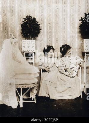 Josefa Blažek et Rosalia Blažek (Rosa Blažek), jumelles conjointes, assises, tenant Franzl, le bébé de Rosa, c1910. Banque D'Images