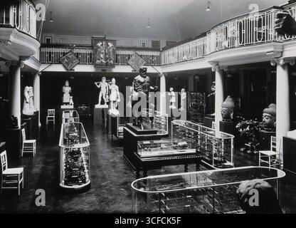 Wellcome Historical Medical Museum, Wigmore Street, Londres : The Galleried Hall of Statuary. Banque D'Images