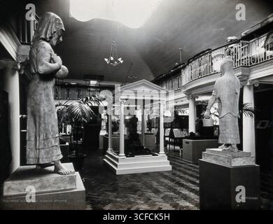 Wellcome Historical Medical Museum, Wigmore Street, Londres : The Galleried Hall of Statuary. Banque D'Images