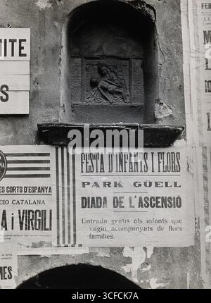 Hospital de la Santa Cruz, Barcelone : un relief en pierre, sculpté dans l'un des murs extérieurs, c1900. Banque D'Images
