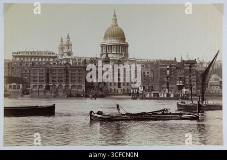 Une vue depuis Bankside regardant de l'autre côté de la Tamise vers Paul’s Wharf et St Paul’s Pier, avec la cathédrale St Paul’s en arrière-plan et les péniches de la Tamise au premier plan, 1880-1899. Banque D'Images