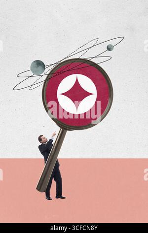 Collage créatif avec homme d'affaires pointant à la loupe géante avec symbole de recherche de planètes d'orbite Banque D'Images