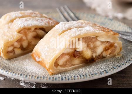 Tranche de strudel de pomme maison sur table en bois Banque D'Images