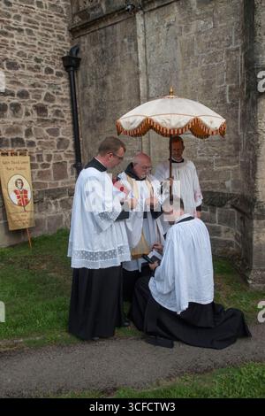Pèlerinage annuel de Saint David Lewis. Vénérer une relique des saints catholiques au Royaume-Uni. David Lewis, (1616 – 27 août 1679) était un prêtre catholique jésuite et martyr, il était le dernier prêtre catholique gallois exécuté pour sa foi pendant la réforme. Les prières de l'église du Prieuré de Sainte-Marie sont dites au cimetière, un prêtre vénère la relique. USK, Monmouthshire, pays de Galles 28 août 2022. Années 2020 Royaume-Uni Abbott Paul Stonham de Belmont tenant la relique. HOMER SYKES Banque D'Images