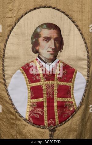 Portrait de Saint David Lewis sur bannière lors du pèlerinage annuel. David Lewis, (1616 – 27 août 1679) était un prêtre catholique jésuite et martyr, il était le dernier prêtre catholique gallois exécuté pour sa foi pendant la réforme. Lewis a été canonisé par le pape Paul VI en 1970. USK, Monmouthshire, pays de Galles 28 août 2022. ANNÉES 2020 ROYAUME-UNI HOMER SYKES Banque D'Images