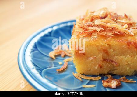 Gros plan de Khanom Mo Kaeng, une délicieuse Custard thaïlandaise faite de haricots mung garnie d'échalotes frites croustillantes Banque D'Images