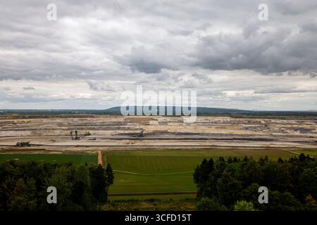 Inden, Allemagne. 22 août 2025. Vue de la mine à ciel ouvert d'Inden depuis la tour d'observation Indemann de 36 mètres de haut, crédit : Thomas Banneyer/dpa/Alamy Live News Banque D'Images