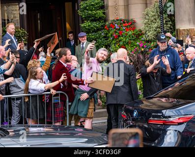 Balmoral Hotel, Princes Street, Édimbourg, Écosse, Royaume-Uni 22 août 2025. Les foules attendent et encouragent Brian Johnson du groupe AC/DC alors qu'il part après le concert de Murrayfield. La section ouest de Princes Street a été fermée en raison de la foule de fans. Crédit : Sally Anderson/Alamy Live News Banque D'Images