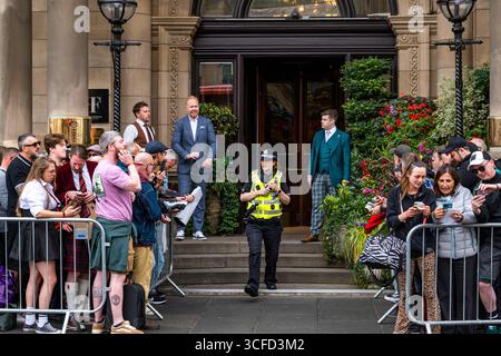 Balmoral Hotel, Princes Street, Édimbourg, Écosse, Royaume-Uni 22 août 2025. Les foules attendent et encouragent Brian Johnson du groupe AC/DC alors qu'il part après le concert de Murrayfield. La section ouest de Princes Street a été fermée en raison de la foule de fans. Crédit : Sally Anderson/Alamy Live News Banque D'Images