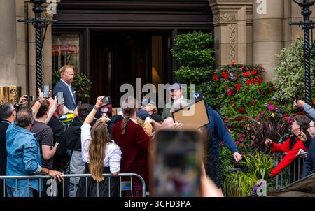 Balmoral Hotel, Princes Street, Édimbourg, Écosse, Royaume-Uni 22 août 2025. Les foules attendent et encouragent Brian Johnson du groupe AC/DC alors qu'il part après le concert de Murrayfield. La section ouest de Princes Street a été fermée en raison de la foule de fans. Crédit : Sally Anderson/Alamy Live News Banque D'Images