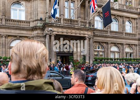 Balmoral Hotel, Princes Street, Édimbourg, Écosse, Royaume-Uni 22 août 2025. Les foules attendent et encouragent Brian Johnson du groupe AC/DC alors qu'il part après le concert de Murrayfield. La section ouest de Princes Street a été fermée en raison de la foule de fans. Crédit : Sally Anderson/Alamy Live News Banque D'Images