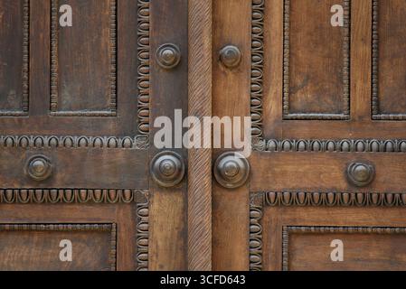 Antique porte d'entrée en bois sculptée à la main de la cathédrale métropolitaine d'Athènes en Grèce. Banque D'Images