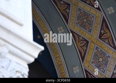 Symboles religieux peints à la main sur le plafond d'entrée de la cathédrale métropolitaine d'Athènes en Grèce. Banque D'Images