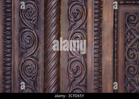 Antique porte d'entrée en bois sculptée à la main de la cathédrale métropolitaine d'Athènes en Grèce. Banque D'Images