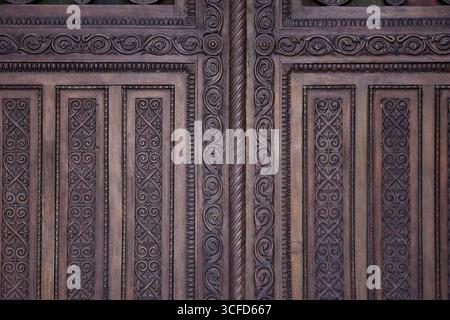 Antique porte d'entrée en bois sculptée à la main de la cathédrale métropolitaine d'Athènes en Grèce. Banque D'Images