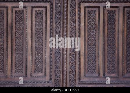 Antique porte d'entrée en bois sculptée à la main de la cathédrale métropolitaine d'Athènes en Grèce. Banque D'Images
