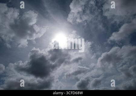 soleil derrière des nuages sombres, norfolk, angleterre Banque D'Images