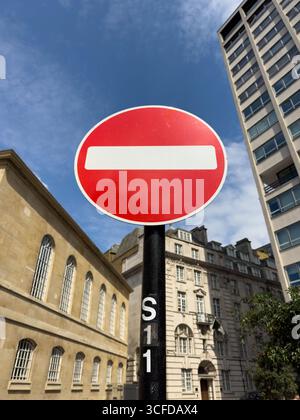 Août 2025 pas de panneau d'avertissement d'entrée pour les conducteurs et les conducteurs de véhicules et de vélos et de motos dans une rue dans le centre de Londres, Royaume-Uni Banque D'Images