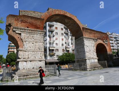 Thessalonique, Grèce-23 avril 2025 : homme et femme non identifiés marchant par le Kamara aka Arc de Galère Banque D'Images