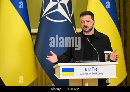 Non exclusif : le président ukrainien Volodomyr Zelenskyy assiste à une conférence de presse conjointe avec le secrétaire général de l'OTAN Mark Rutte, Kiev, Ukraine, août Banque D'Images