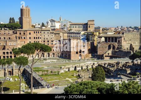 Vue de la position élevée sur la colline romaine Quirinal Quirinal Hill avec en face Forum de l'empereur romain Trajan avec à l'arrière gauche Trajan marchés ma Banque D'Images