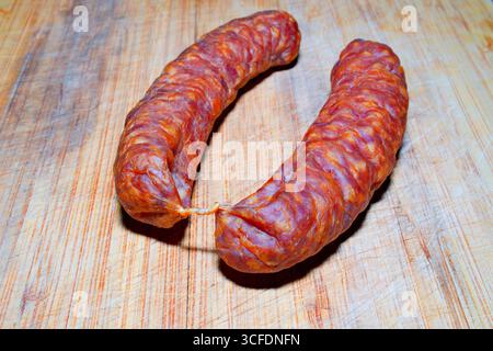 Gros plan d'une paire de saucisses allemandes Mettwurst sur une planche de bois, présentation de la nourriture traditionnelle. Banque D'Images