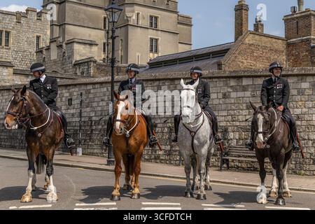 Mounted Thames Valley police Officers, Windsor, Berkshire, Angleterre, Royaume-Uni Banque D'Images