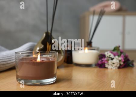 Composition de spa avec des bougies allumées sur une table en bois à l'intérieur, gros plan Banque D'Images