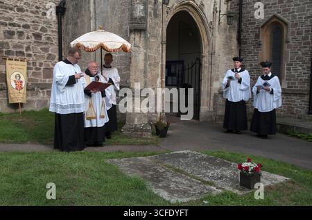 L'église du prieuré de St Mary, Usk, Monmouthshire. Frères de l'Oratoire de Cardiff chantent, les prières sont dites au cimetière, le père Daniel Stanton, Abbott Paul Stonham tenant la relique, le père Bernard Sixtus. USK, Monmouthshire, pays de Galles 28 août 2022. ANNÉES 2020 ROYAUME-UNI HOMER SYKES Banque D'Images