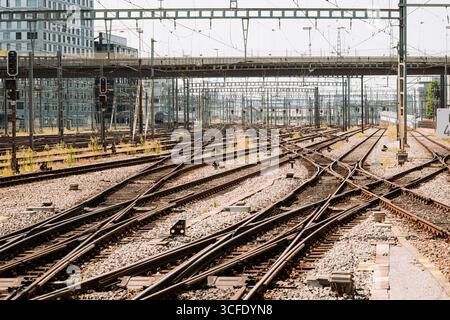 Zurich, Suisse, 19 août 2025. La gare principale de Zurich HB suit Field avec des voies principales, des jonctions et des poteaux. Téléobjectif, prise de vue de jour, personne Banque D'Images
