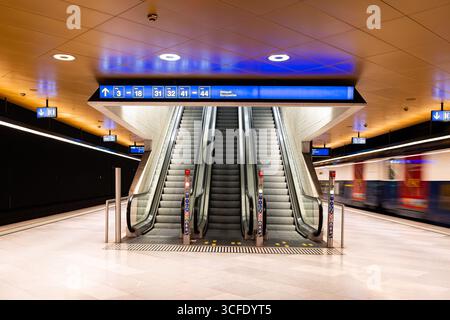 Zurich, Suisse, 19 août 2025. Escaliers d'escalator vides avec garde-corps à l'intérieur de la gare principale souterraine de Zurich. Vue grand angle, personne Banque D'Images
