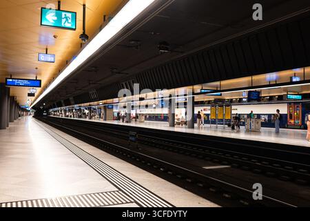 Zurich, Suisse, 19 août 2025. Les gens attendent dans les trains à l'intérieur des quais de métro de la gare principale Banque D'Images