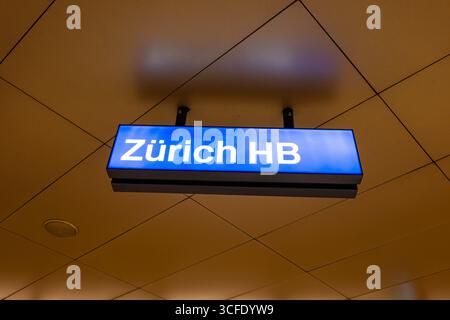 Zurich, Suisse, 19 août 2025. Panneau suspendu lumineux de la gare principale de Zurich HB à l'intérieur de la plate-forme souterraine. Regardant vers le haut tir, pas de gens Banque D'Images