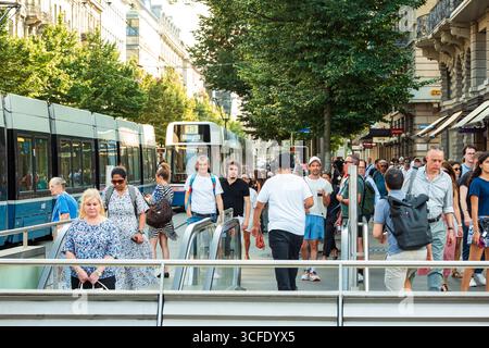 Zurich, Suisse, 19 août 2025. Foules de touristes et de navetteurs sur Bahnhofstrasse près du passage piétonnier. Journée d'été ensoleillée, tram dans le stati Banque D'Images