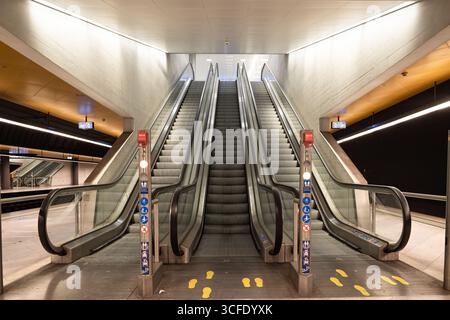 Zurich, Suisse, 19 août 2025. Escaliers d'escalator vides avec garde-corps à l'intérieur de la gare principale souterraine de Zurich. Vue grand angle, personne Banque D'Images