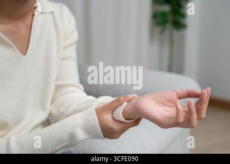 jeune femme d'affaires travaillant dans le bureau avec un syndrome du canal carpien ou l'inflammation de l'articulation du poignet, inflammation du muscle de la main du syndrome de bureau, main Banque D'Images