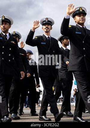 AMSTERDAM - SAIL's d Crew Parade, défilé avec des équipages internationaux de grands voiliers en uniforme, marchant dans les rues avec drapeaux et musique. ANP RAMON VAN FLYMEN netherlands Out - belgique Out Credit : ANP/Alamy Live News Banque D'Images