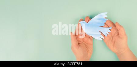Dove Flying from Hand, Journée internationale de la paix, foi, liberté, Charité et concept d'aide, aide humanitaire, carte du monde Banque D'Images