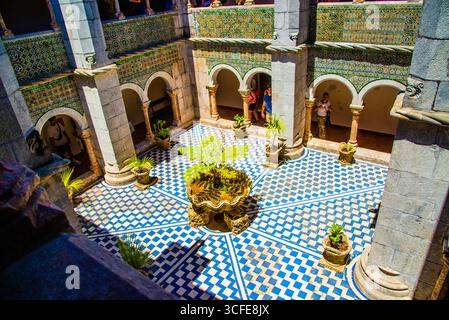 Sintra, Portugal - 8 juillet 2025 : la belle cour du cloître du Palais de Pena à Sintra, Portugal Banque D'Images
