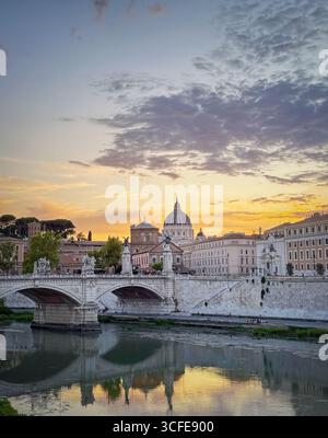 Coucher de soleil panoramique sur le Tibre à Rome. Le Ponte Sant'Angelo visible au premier plan avec la basilique Saint-Pierre en arrière-plan. Le SK coloré Banque D'Images