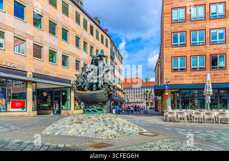 Nuremberg, Allemagne, 15 juillet 2024 : Narrenschiff navire de fous statue fontaine et bâtiments colorés dans la vieille ville de Nuremberg centre historique, Mid Banque D'Images