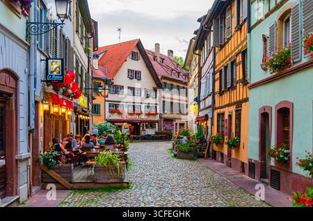 Strasbourg, France, 11 juillet 2024 : vieille ville Strasbourg centre historique la petite France, rue piétonne avec maisons médiévales, bâtisse colorée Banque D'Images