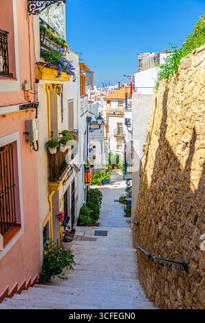 Alicante vieille ville Santa Cruz avec rue étroite, maisons blanches typiques, bâtiments colorés traditionnels, quartier Casco Antiguo Santa Cruz à Alicante ci Banque D'Images